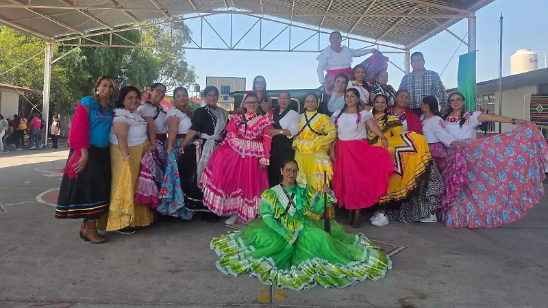 Las maestras portaron trajes típicos de la Revolución Mexicana.